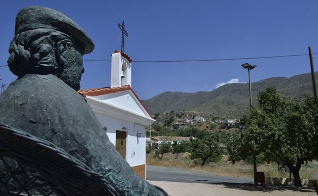 Cuesta de Gos (Águilas), a former mining preserve included in the exploration permit.  In the foreground, the statue of Paco Rabal.
