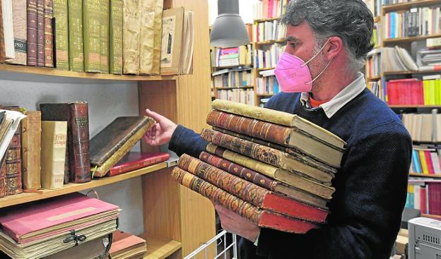 Nicolás Poyato, from the La Candela bookstore, prepares the copies for the fair.
