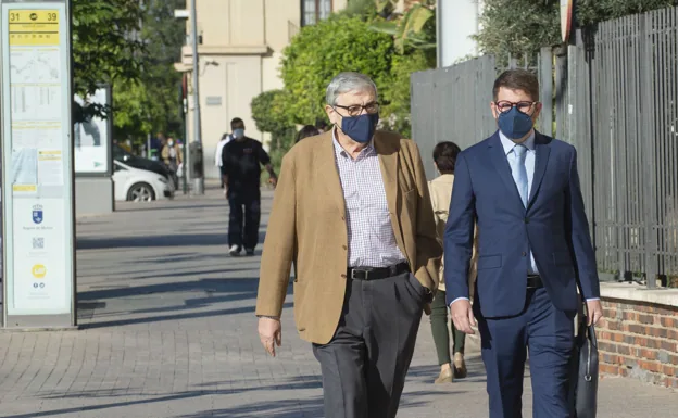 Manuel Hurtado, on the left, arriving at the Palace of Justice in Murcia in the company of his lawyer. 