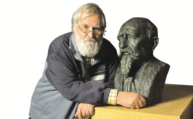 Manuel Nicolás Almansa, next to the bust of José Echegaray.