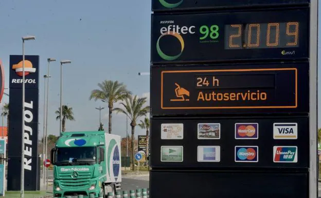 A gas station in Murcia shows the cost of fuel, above two euros, this Wednesday.