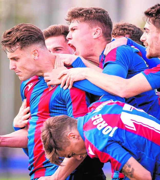 Levante B players celebrate Alcaina's goal last week against Hércules. 