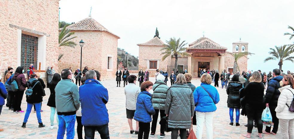 Masiva asistencia al vía crucis penitencial en Lorca