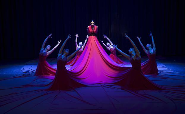 Uno de los espectaculares diseños de Alvarno, realizados con más de cien metros de tela de paracaídas./R. C.