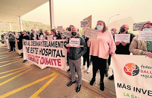 The participants in the protest, yesterday, at the Cieza hospital. 