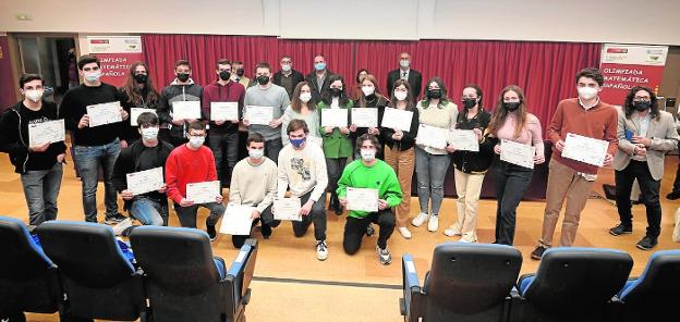 The awarded students in the Mathematical Olympiad of the Region of Murcia show their diplomas. 