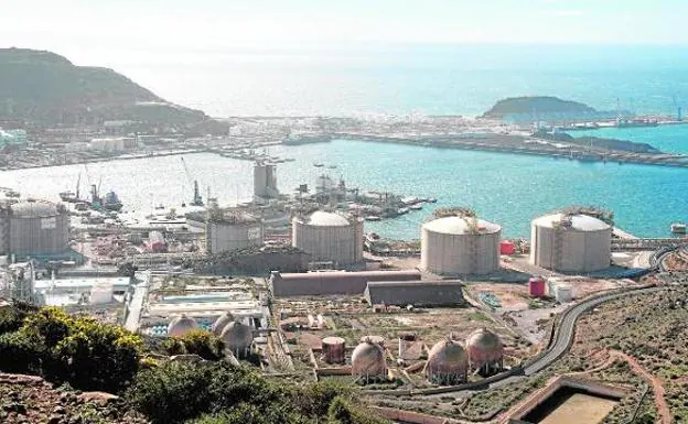 General view of the port of Escombreras. 