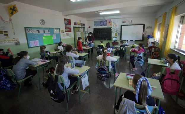 Infant students in a classroom at the Nuestra Señora de los Ángeles school in El Esparragal.
