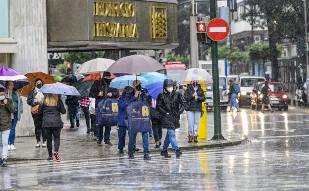 Several people protect themselves from the rain in Murcia, in a file image.