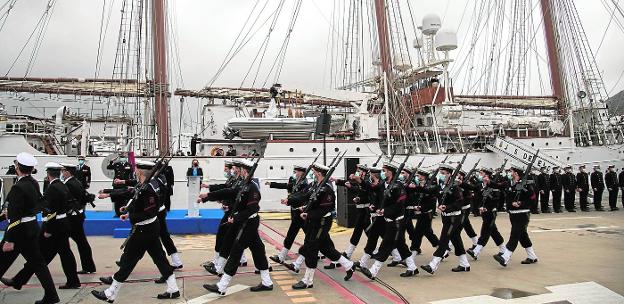 Parade of the mixed company of the Navy, at the Juan Sebastián Elcano Cruise Terminal, at the end of the ceremony, with the training ship in the background minutes before setting sail. 