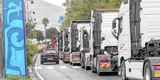 The truck heads, during the caravan that did take place in the city of Cartagena yesterday morning. 