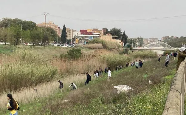 Image of young people using the Segura River as a public urinal. 
