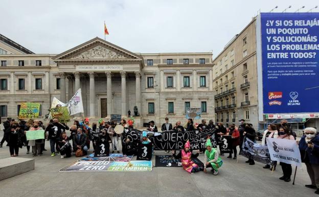 Support of the ILP del Mar Menor at the gates of the Congress of Deputies.