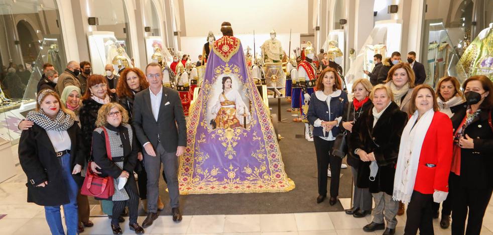 El Paso Blanco de Lorca estrena los mantos de Judit, Holofermes y Aquior