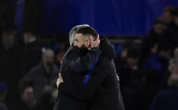 Benzema hugs Ancelotti after the end of the match at Stamford Bridge.