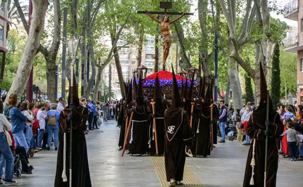 The procession of Faith advances along Paseo Alfonso X, this Saturday, in Murcia. 