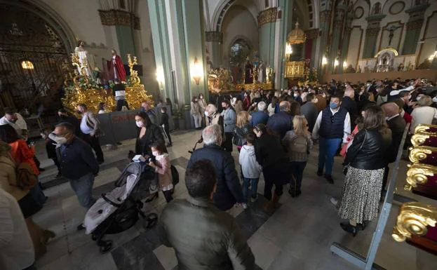 Dozens of neighbors and tourists visit the Santa María de Gracia church to see the arrangements of the thrones. 