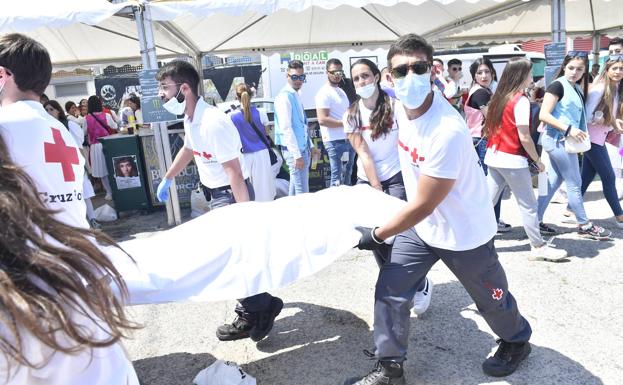 Red Cross volunteers carry a young man on a stretcher in La Fica.