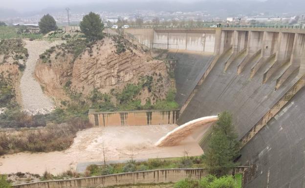 The Pliego reservoir opened its floodgates due to the abundant rains. 