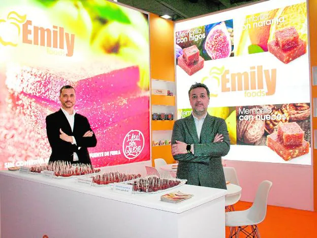 El responsable de Marketing de la firma, José Gómez, y el director comercial, Eusebio Gómez, posan en el expositor de Emily Foods en Alimentaria. B. M. P. / EFQ/