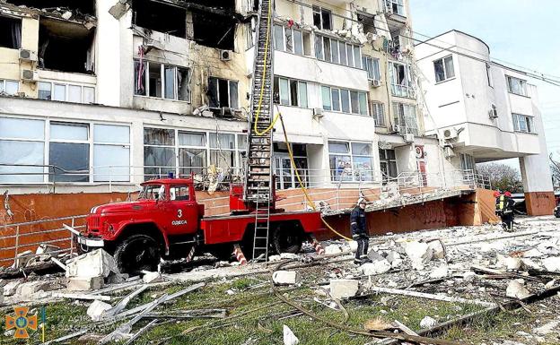 A Russian missile destroys a building in Odessa. 