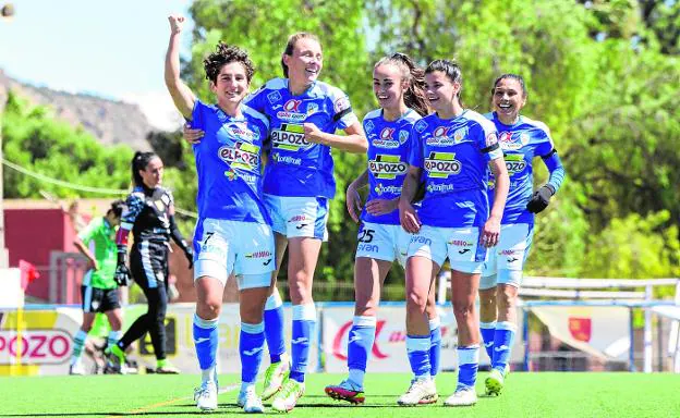 Andrea Carid, with her arm raised, is congratulated by Marina Martí, Daniela Arqués, Violeta Quiles and Mariela Coronel, after the 1-0. 