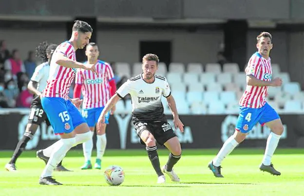Nacho Gil puts pressure on the Girona center-back Juanpe Ramírez. 