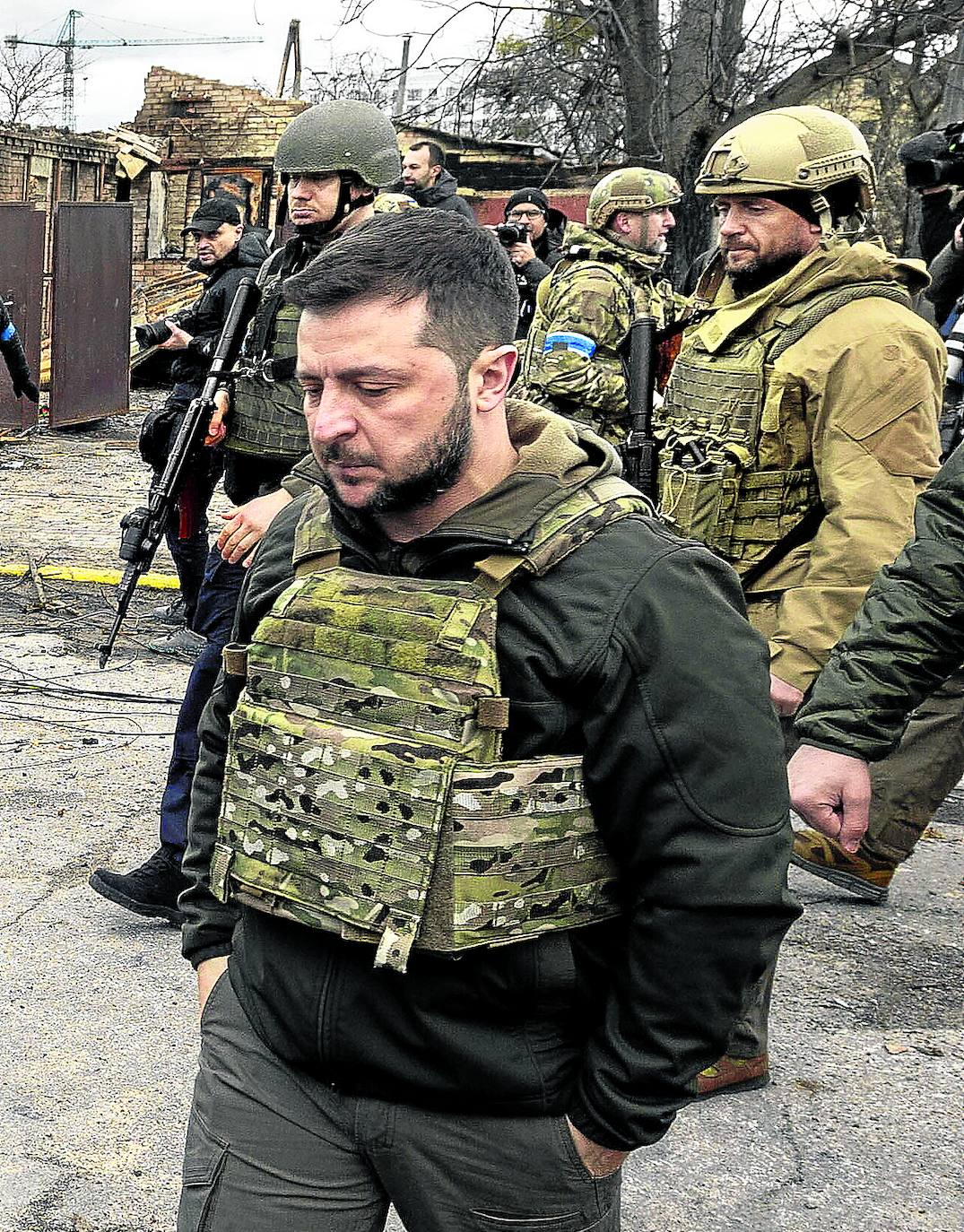 Volodimir Zelensky, surrounded by soldiers, during his visit to Bucha in early April.