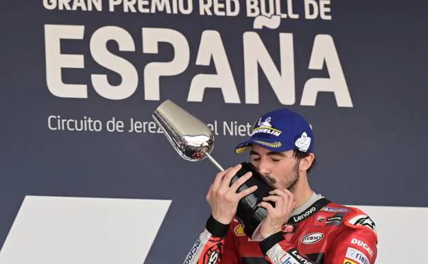 Bagnaia kisses the Spanish GP champion trophy