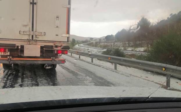Hail on the highway, at the height of Tobarra.