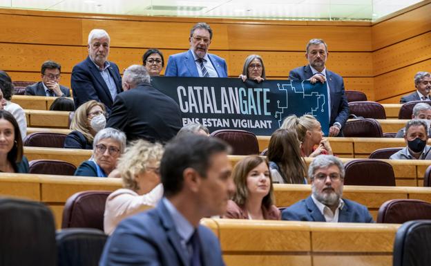 Junts senators display a banner denouncing espionage in the presence of Pedro Sánchez. 