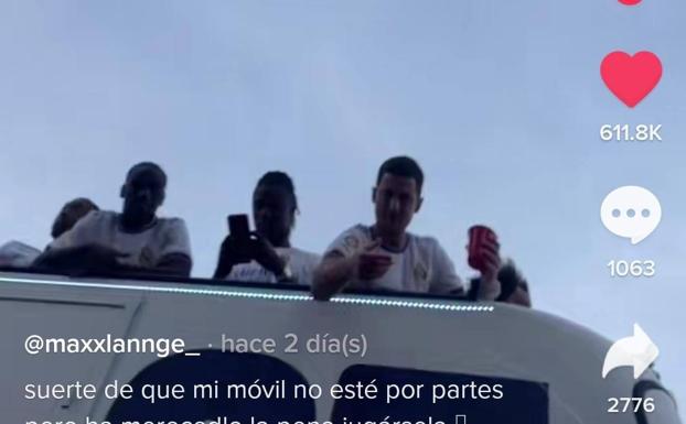 Hazard on the Real Madrid bus during the celebration of the League title.