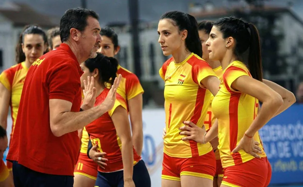 Pascual Saurín gives instructions to the players of the Spanish team, in a file image. 