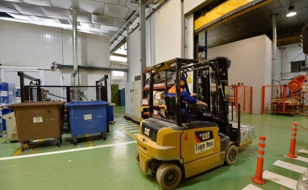 Transfer of boxes inside a factory in Molina de Segura.
