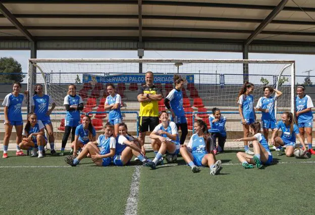 Randri García, coach of Alhama ElPozo, surrounded by his players, yesterday.