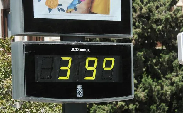 A thermometer marks 39 degrees during this Monday in Murcia.