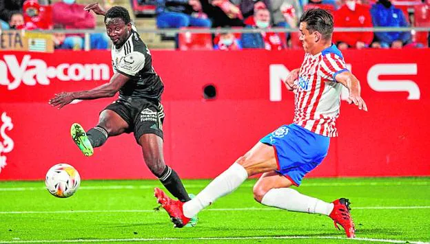The Ghanaian Mo Dauda fires the shot in Montilivi, against Girona. 