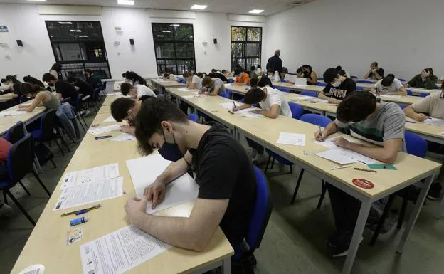 Students, in the exams last year at La Merced. 