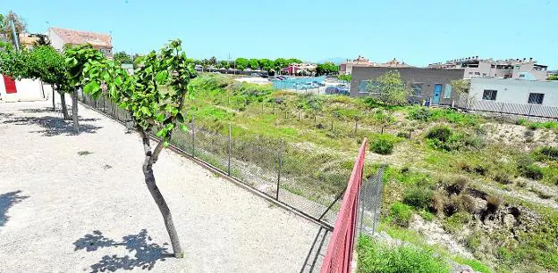 Facilities of the Carolina Codorníu school, separated by the Rambla de Churra, where a pedestrian walkway should go. 