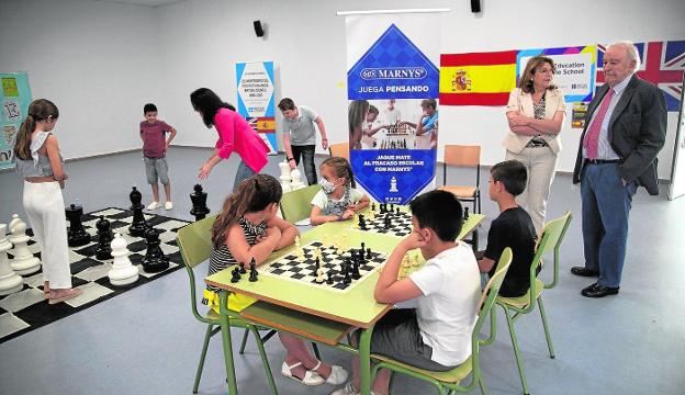 Students from the José María Lapuerta school play chess in the presence of Irene Ruiz, María Isabel Campuzano and José Martínez Nieto. 