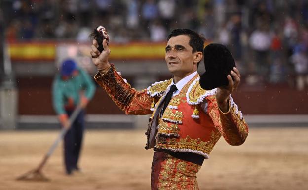 The right-handed Paco Urueña, after cutting an ear during the San Isidro Fair bullfight, this Saturday, in Las Ventas.