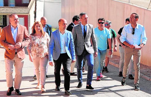 The delegation of authorities and technicians, with the mayor and the counselor, yesterday, during the visit to Molina de Segura. 