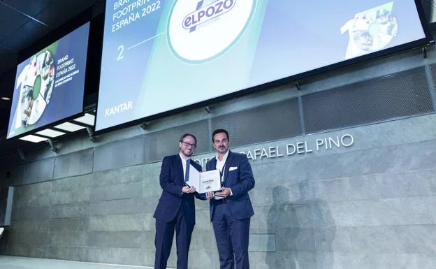 Rafael Fuertes, general director of ElPozo Alimentación, receives recognition from Jorge D.Folch, director of Kantar Worldpanel Spain.