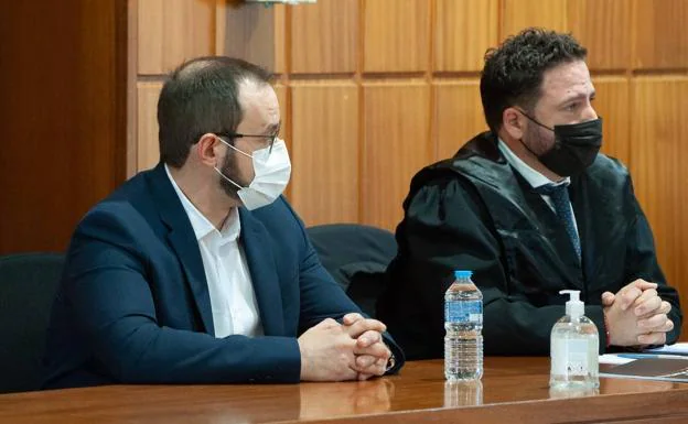Joaquín GV, at the trial, accompanied by his lawyer, Pablo Martínez. 