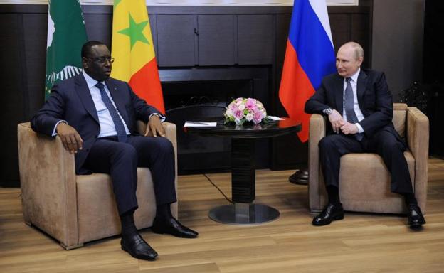 Putin meets in Sochi with Senegalese Macky Sall, president of the African Union.