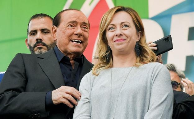 Giorgia Meloni with Silvio Berlusconi, in a file image taken at a demonstration against the Government of Italy. 