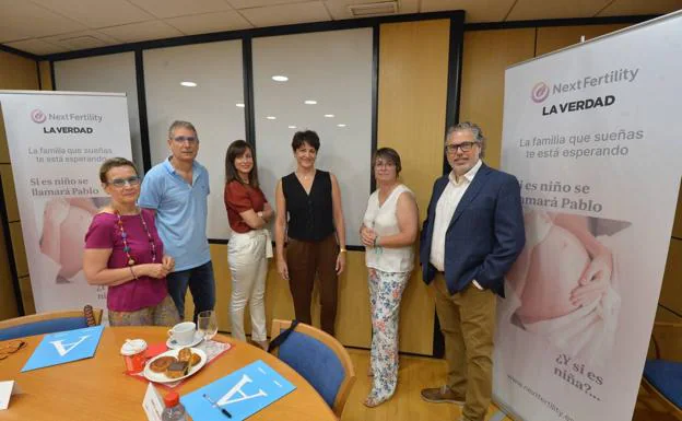 From left to right, the psychologist Victoria Andreu;  the biologist Emilio Gómez;  the gynecologists Rebeca Jiménez and Elena Vicente;  the mother of triplets José Juani López, and the sociologist Juan Carlos Solano, yesterday, during the informative breakfast.