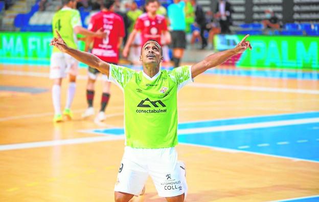 Higor celebrates a goal in a recent match with Palma Futsal. 