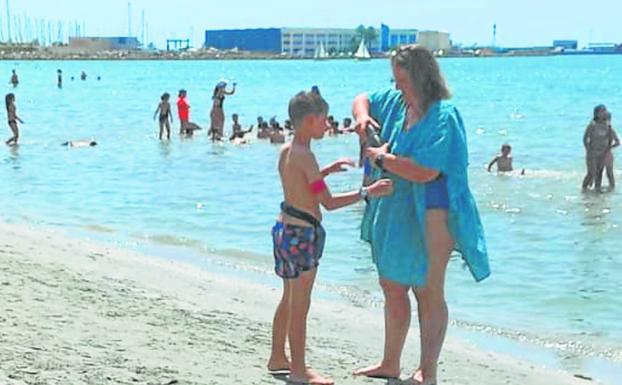 Isabel Martínez attends to her son Tomás, yesterday in Santa Pola. 