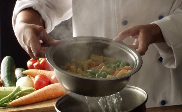 El SEPE lanza una oferta para trabajar como cocinero en Países Bajos